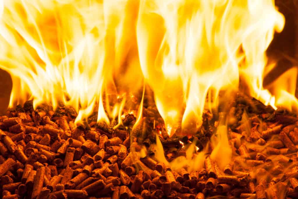 granulés dans les flammes